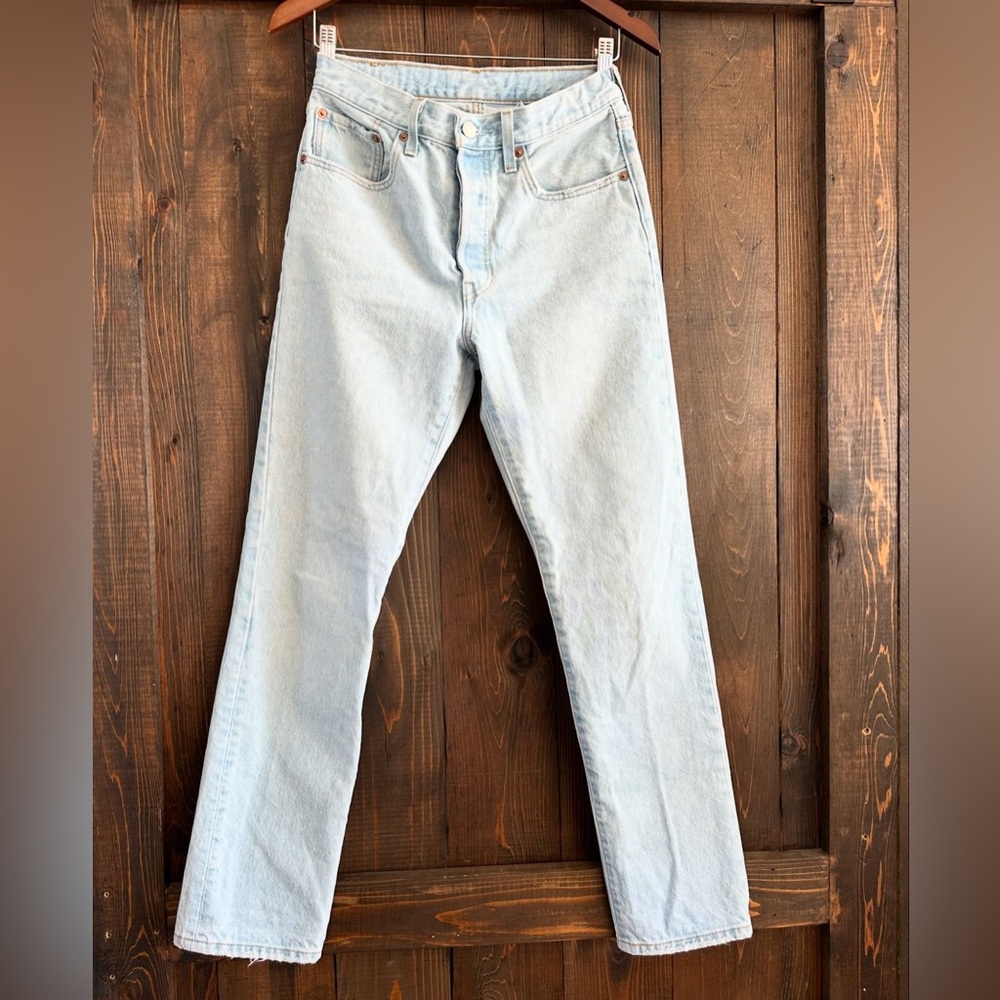 Wedgie Fit Light Wash Levi’s
